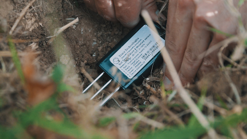 foto di un sensore che rileva parametri nel terreno